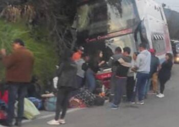 El bus chocó contra una peña