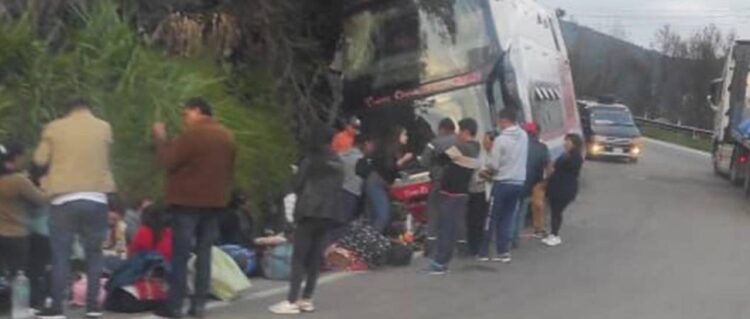 El bus chocó contra una peña