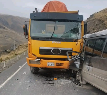 Accidente en la carretera a los Yungas deja 14 heridos, incluyendo menores