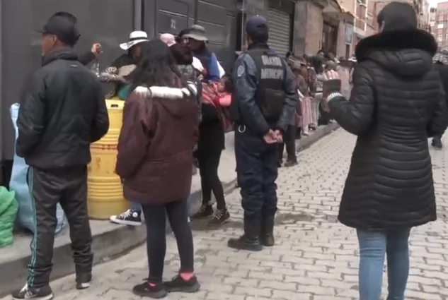 Decomisan 100 turriles de aceite en El Alto y 1.700 litros en Sucre