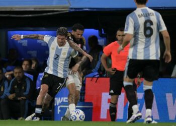 Argentina venció 1-0 a Perú con golazo de Lautaro Martínez y se afirma como líder