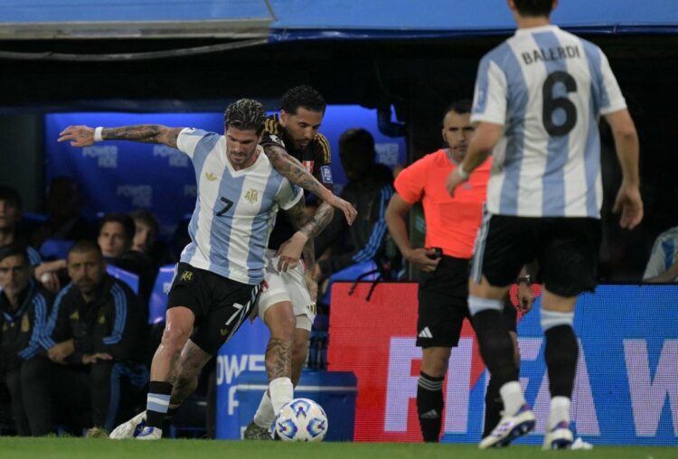 Argentina venció 1-0 a Perú con golazo de Lautaro Martínez y se afirma como líder