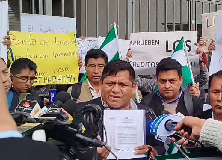 Alcaldes de Santa Cruz protestan en la Asamblea por créditos para emergencias climáticas