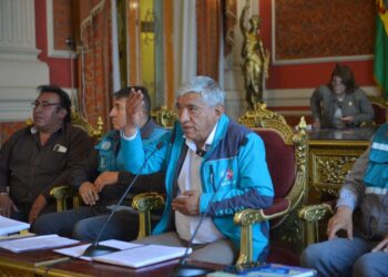 Transporte y Alcaldía de La Paz se reúnen para evaluar demanda de alza de pasajes