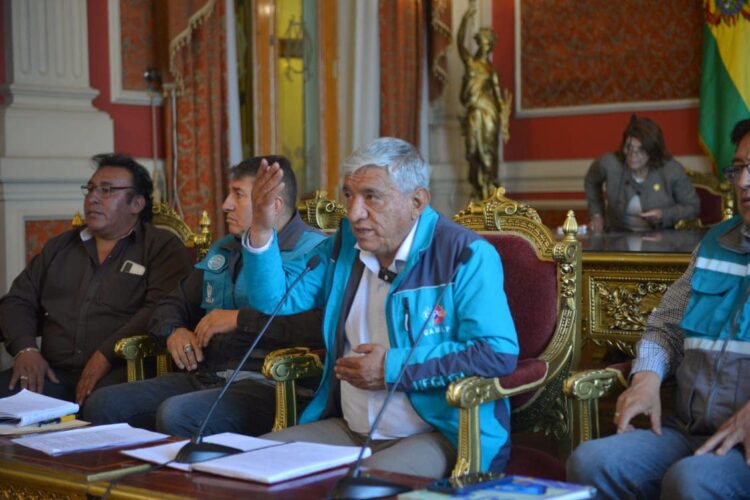 Transporte y Alcaldía de La Paz se reúnen para evaluar demanda de alza de pasajes