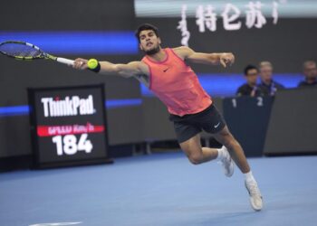 Alcaraz tumba a Medvedev en dos sets y alcanza la final del torneo de Pekín