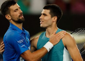 Djokovic echa mano de su veteranía para superar a Alcaraz y meterse en ‘semis’ de Australia