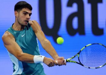 Alcaraz necesita tres sets para avanzar a cuartos de final en Doha