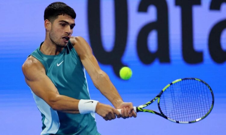 Alcaraz necesita tres sets para avanzar a cuartos de final en Doha