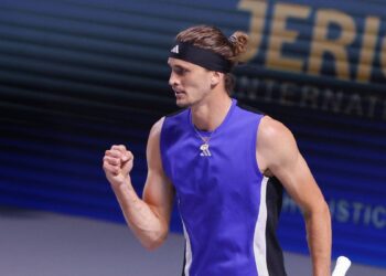 Zverev accede a cuartos de final en Viena