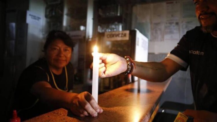 Ecuador anuncia apagones de hasta 10 horas para evitar ‘colapso’ eléctrico