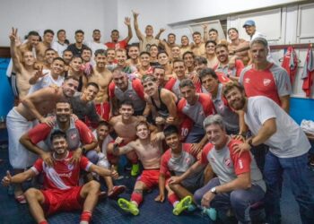 Argentinos sorprende a Racing y se sube al primer puesto en el torneo Apertura