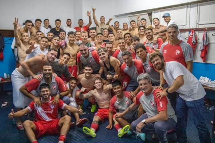 Argentinos sorprende a Racing y se sube al primer puesto en el torneo Apertura