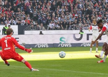 Arsenal tropieza también con United, autopista hacia el título para Liverpool