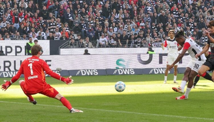 Arsenal tropieza también con United, autopista hacia el título para Liverpool