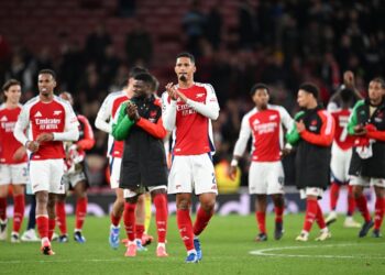 El Arsenal doblega al PSG en una noche de Champions marcada por las goleadas