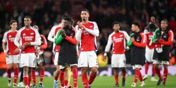 El Arsenal doblega al PSG en una noche de Champions marcada por las goleadas