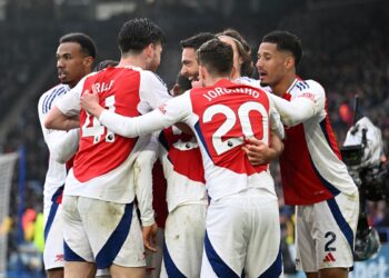 Arsenal presiona a líder Liverpool, Marmoush levanta al City con triplete