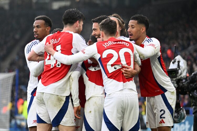 Arsenal presiona a líder Liverpool, Marmoush levanta al City con triplete