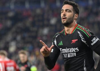 Arsenal liquida al PSV con goleada y pone pie y medio en cuartos