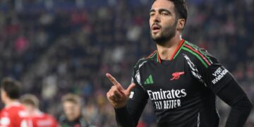 Arsenal liquida al PSV con goleada y pone pie y medio en cuartos