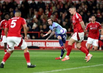 Arsenal sigue ralentizando en Premier League, Liverpool todavía más líder