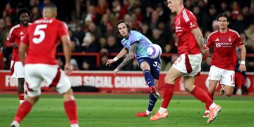 Arsenal sigue ralentizando en Premier League, Liverpool todavía más líder
