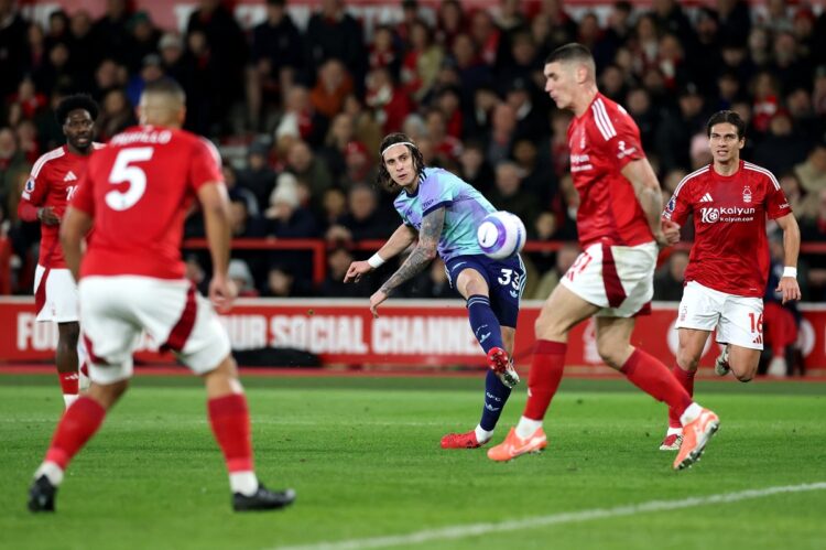 Arsenal sigue ralentizando en Premier League, Liverpool todavía más líder
