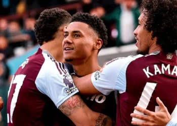Aston Villa golea 4-1 al Newcastle y acelera en la carrera por la Champions