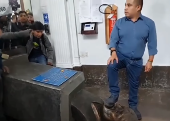 Diputado Astorga recuerda los nueve años del 21F; derriba y pisa un busto de Evo Morales