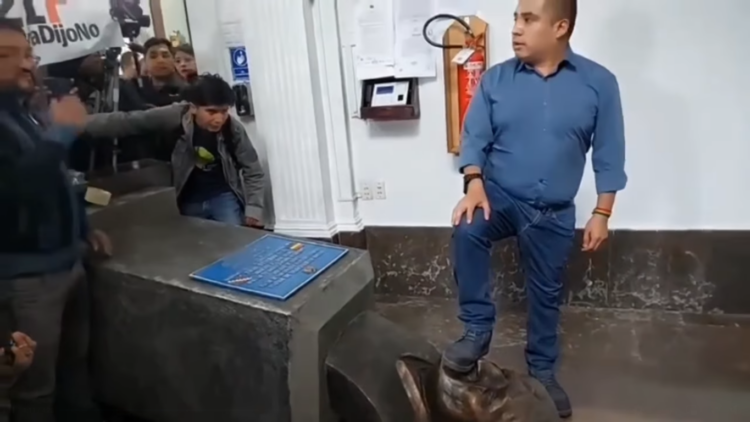 Diputado Astorga recuerda los nueve años del 21F; derriba y pisa un busto de Evo Morales