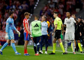 El Atlético expulsa de por vida a uno de los hinchas que lanzó objetos al campo