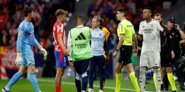 El Atlético expulsa de por vida a uno de los hinchas que lanzó objetos al campo