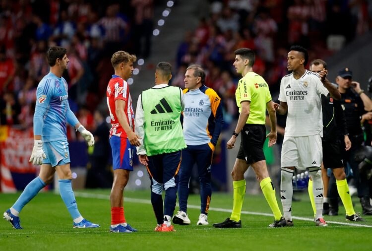 El Atlético expulsa de por vida a uno de los hinchas que lanzó objetos al campo