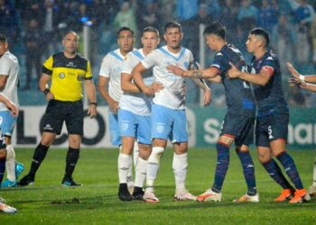 Atlético Tucumán deja pasar su chance y se aleja de Vélez, líder de la Liga argentina