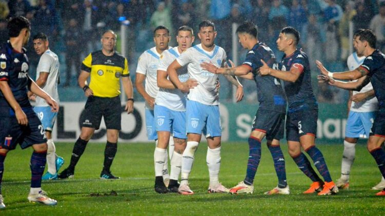 Atlético Tucumán deja pasar su chance y se aleja de Vélez, líder de la Liga argentina