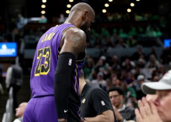 Los Lakers pierden el clásico en Boston y están en vilo por LeBron