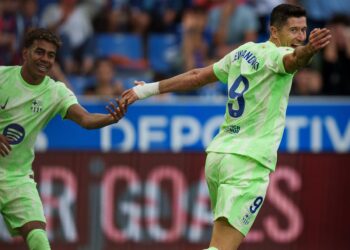 Triplete de Lewandowski afianza al Barça en liderato antes del parón