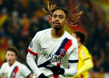 Barcola permite al PSG remontar en Lens antes del Manchester City
