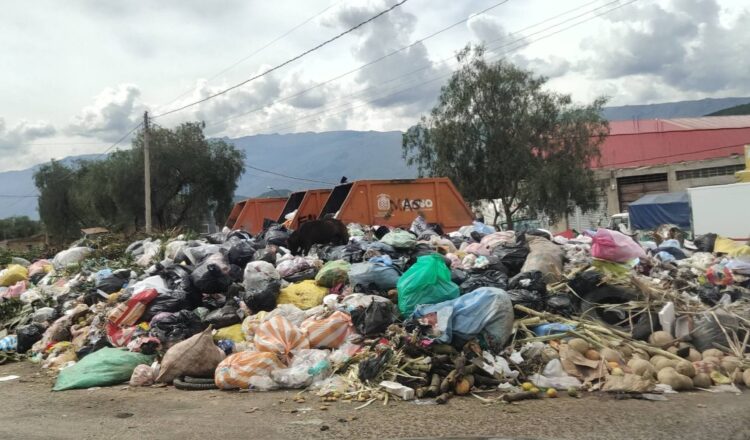 Cochabamba acumula 6.000 toneladas de basura tras 10 días de bloqueo en botadero