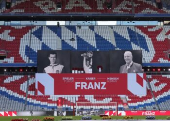 La camiseta de Beckenbauer colgada en el techo del estadio del Bayern