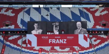 La camiseta de Beckenbauer colgada en el techo del estadio del Bayern