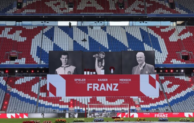 La camiseta de Beckenbauer colgada en el techo del estadio del Bayern