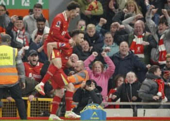 El Liverpool acaricia la Premier, crece el atasco en zona Champions