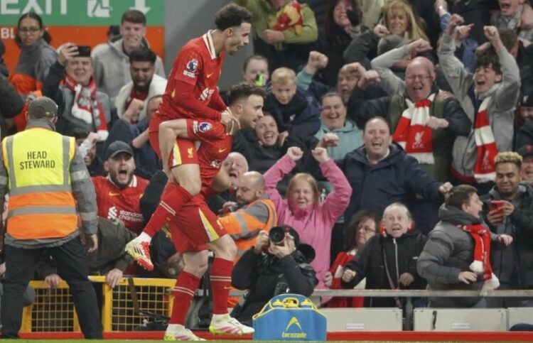 El Liverpool acaricia la Premier, crece el atasco en zona Champions