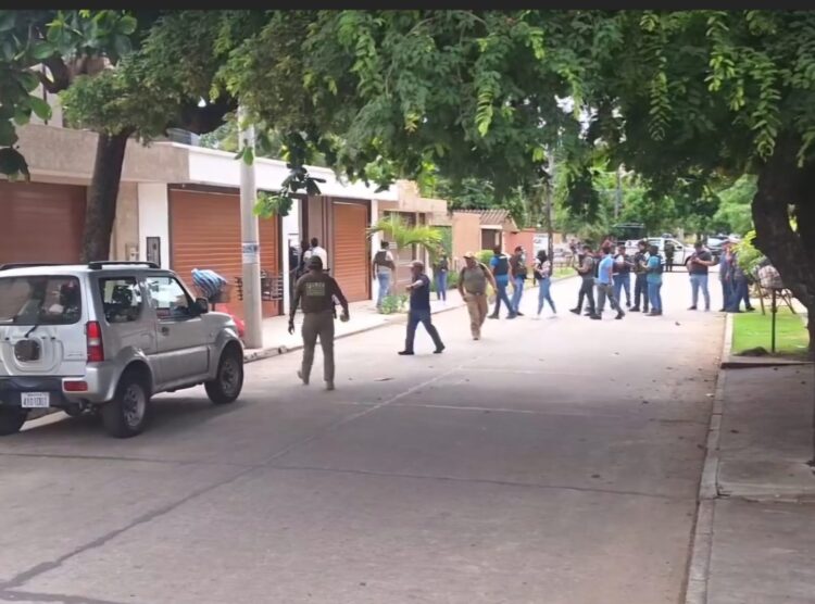 Personal de la FELCC se encuentra en el lugar