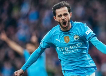 Manchester City gana 2-1 al Aston Villa de manera agónica y se acerca a Champions