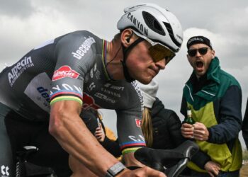 Aficionado que lanzó un bidón a Van der Poel reconoce un «gesto estúpido»