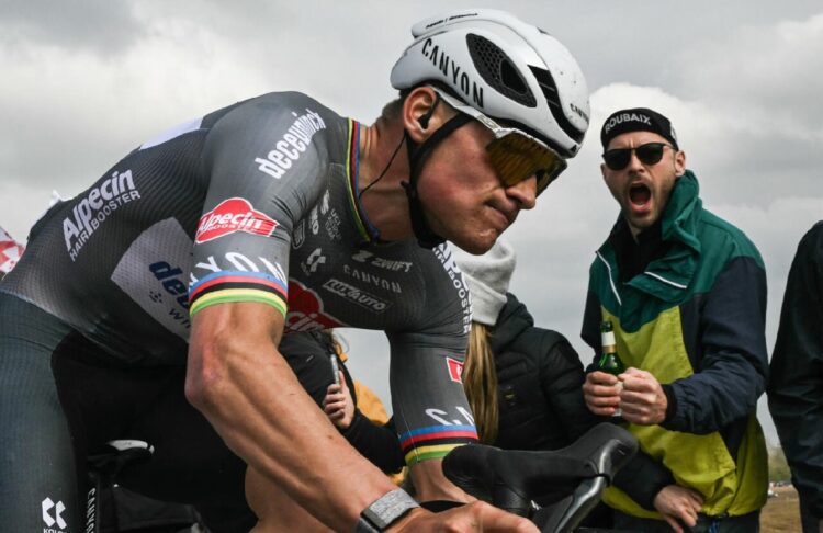 Aficionado que lanzó un bidón a Van der Poel reconoce un «gesto estúpido»