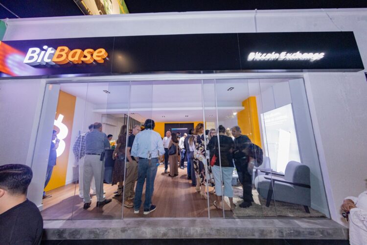 BitBase instala el primer cajero Bitcoin en Bolivia como alternativa a la escasez de dólares
